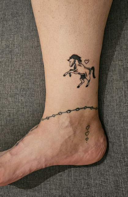 Tattoo mit Pferd und ein kleines Herz