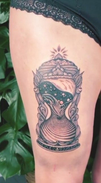Oberschenkel Black-Dotwork 