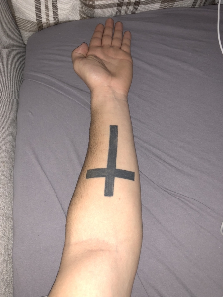 Einfaches Kreuz auf dem Unterarm bitte um tipps zum Covern oder ergänzen
