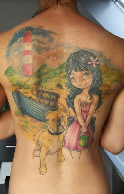 mädchen-Tattoo: Mädchen mit Hund am Strand 