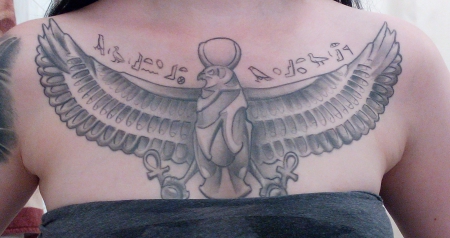 Horus / Falke (ägyptisch) auf Dekollete / Brust
