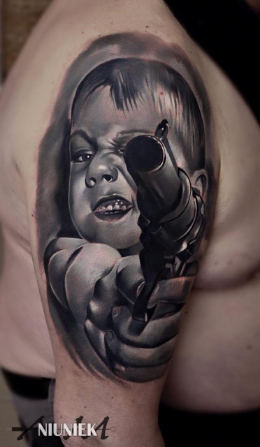 Junge mit Waffe 