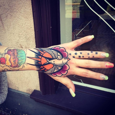 schwalbe-Tattoo: Handtattoo Schwalbe