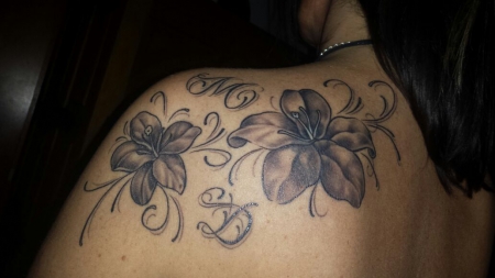 lilien-Tattoo: Lilien mit Bichstaben ... Cover-up