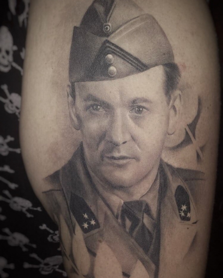 Portrait, komplett verheilt..CONSTANTIN INK DRESDEN