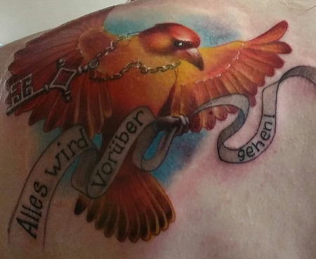 vogel-Tattoo: Vogel mit Bremer Schlüssel und Zitat