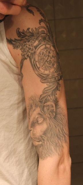 Uhr mit Schlüssel und Löwe, Sleeve