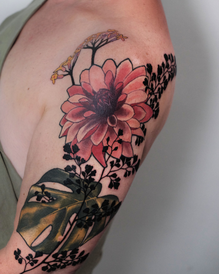 Frontalansicht Dahlie, Monstera Blatt, Farn und Wandelröschen - florales Tattoo