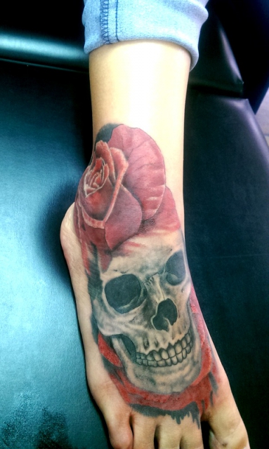 Totenkopf mit Rose