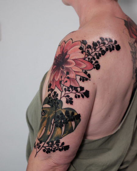 Dahlie, Monstera Blatt verheilt und frischer Farn für Silkes florales Tattoo