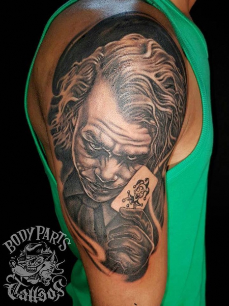 Heath Ledger Joker auf dem Oberarm