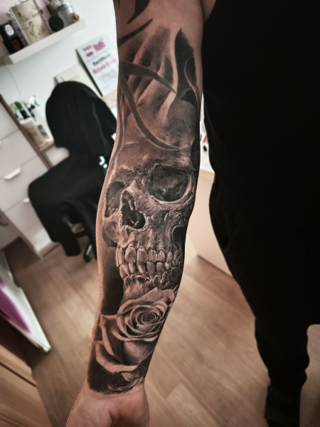 Totenkopf mit Rose 
