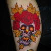 Schädel und Rosen