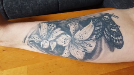 Lilien und Totenkopf Falter
