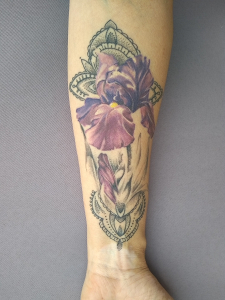 Iris auf Unterarm