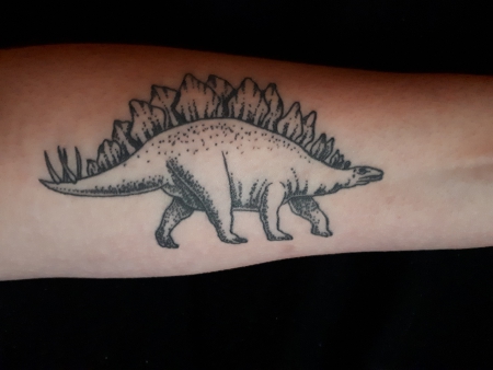 Stegosaurus auf dem Unterarm 