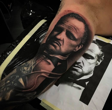 Schmerzen innenseite tattoo oberarm Tattoo Mann