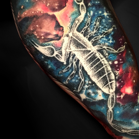 Dotwork Skorpion im Universum Tattoo
