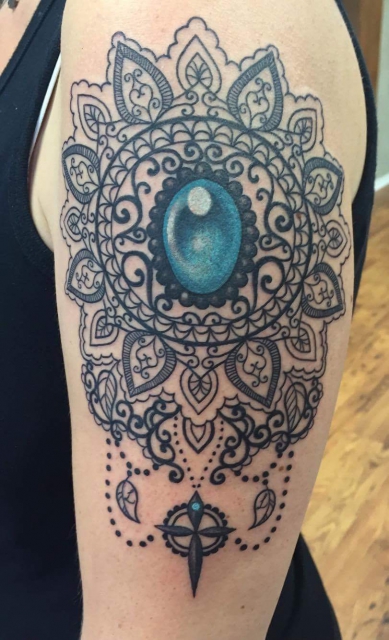Oberarmtattoo