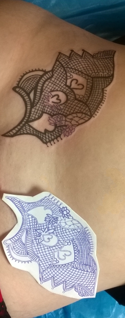 Lace tatoo an der Hüfte