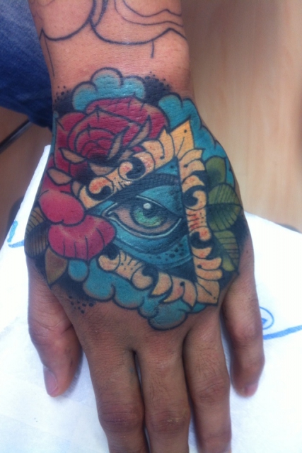 Orientalisches Illuminati Hand Tattoo