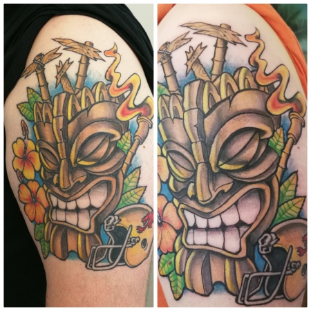 Tiki, Helm und Initialen des Sohnes