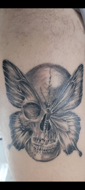 Totenkopf mit Schmetterling