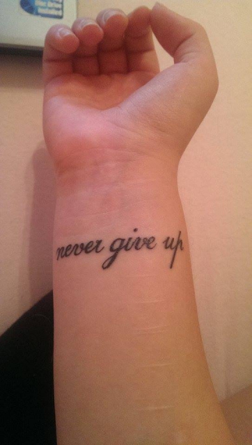 Handgelenk "never give up" 