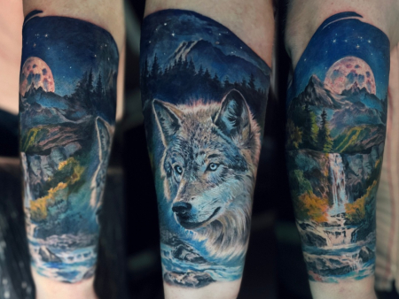Wolf Tattoo mit Wasserfall, Bergen und Mond