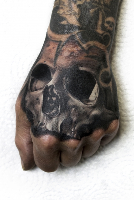 Realistic Schädel Handtattoo