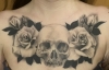 Dekolleté Tattoo - Totenkopf und Rosen