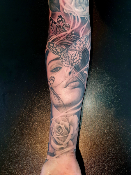 Frauenportrait mit Schmetterlingen auf dem Unterarm