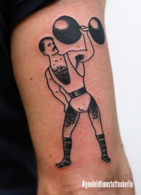 Blackwork muscle man tätowiert von Swen Losinsky in Berlin Mitte