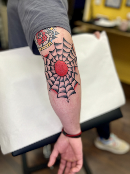 Traditional Tattoo Spiderweb Ellbow  / Tattoo Artist Berlin / Abra Tattoo Berlin