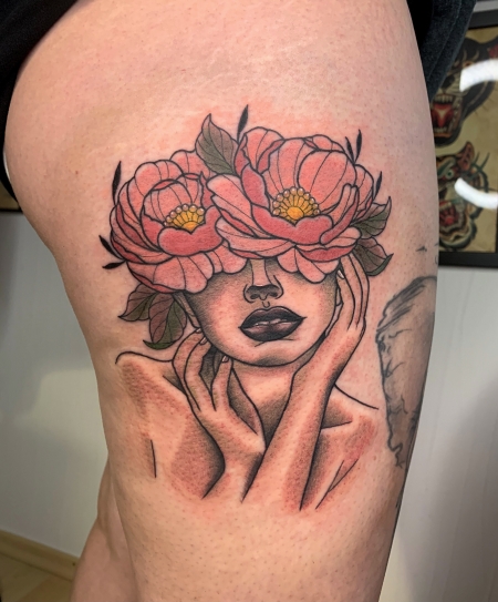 Neotraditional Frau mit Pfingstrosen