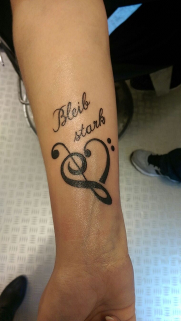 notenschlüssel-Tattoo: Persönliches Mantra / symbolische Liebe zur Musik durch Bassschlüssel und Notenschlüssel 