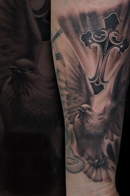 taube-Tattoo: Taube mit Kreuz