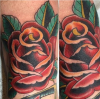 Rose aufm Knie, gestochen von Beau Brady.