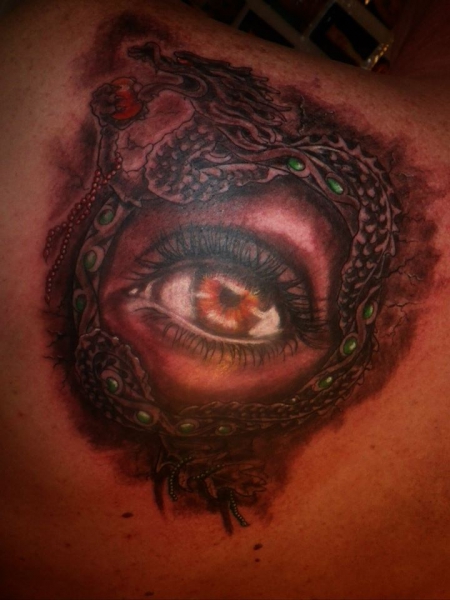 Auge mit Drachen