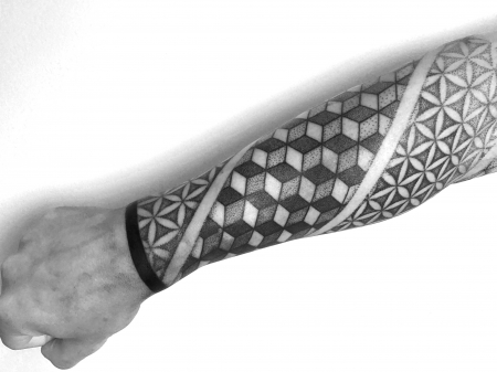 Geometric Dotwork Unterarm Tattoo