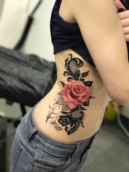 Spitzen mit Rosen Tattoo / Lace and roses tattoo
