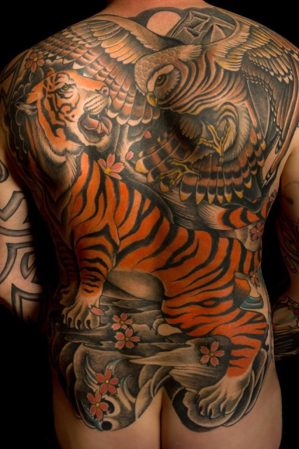 kleeblatt-Tattoo: back piece tattoo
