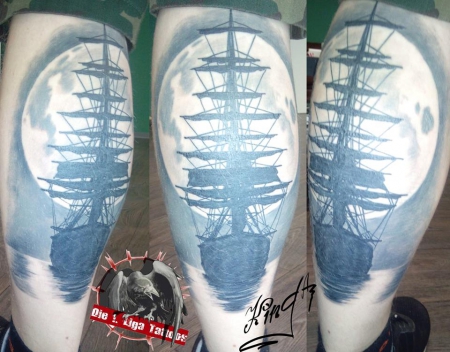 schiff-Tattoo: Schiff auf Wade 