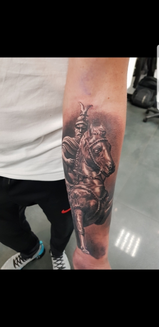 Skenderbeu statue