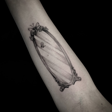 selfmadetattooberlin Fineline Spiegel mit Motte Tattoo Tattoos von