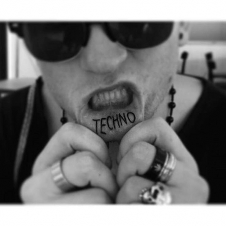 Tattoo in der Innenlippe 