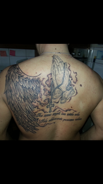 betende-Tattoo: betende Hände mit Engel flügel 