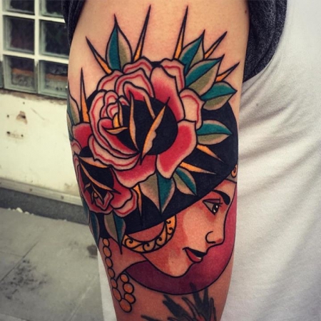 old School-Tattoo: Frau mit Blumen
