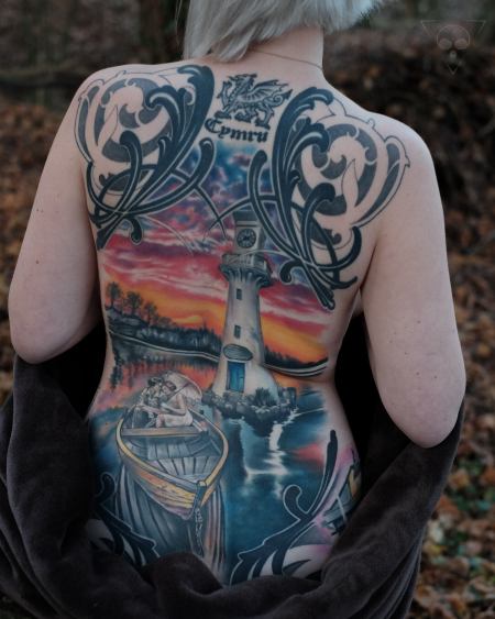 Verheiltes Rückentattoo, verliebtes Paar im Ruderboot vor Leuchtturm