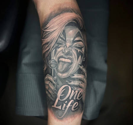 Black & Grey Tattoo München – Schrift & Portrait